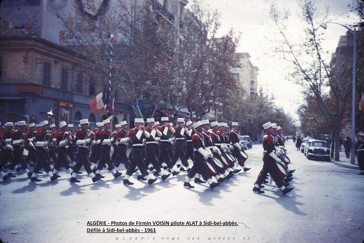 VF-092 Defile a Sidi-Bel-Abbes en 1961 .jpg